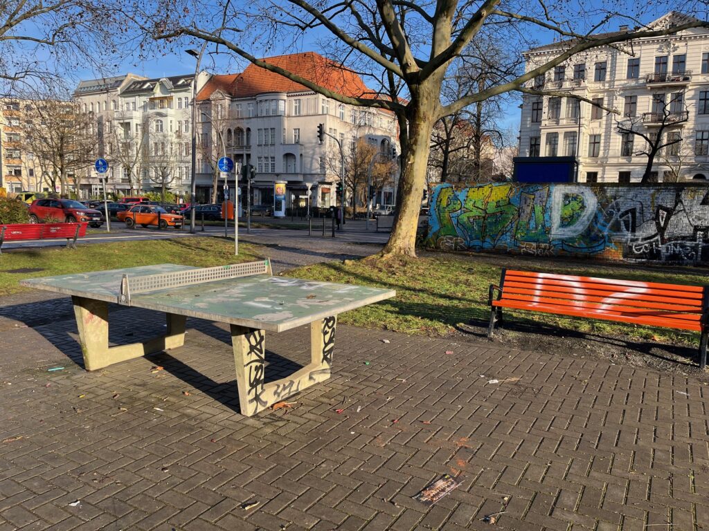 Schadhafte alte Tischtennisplatte